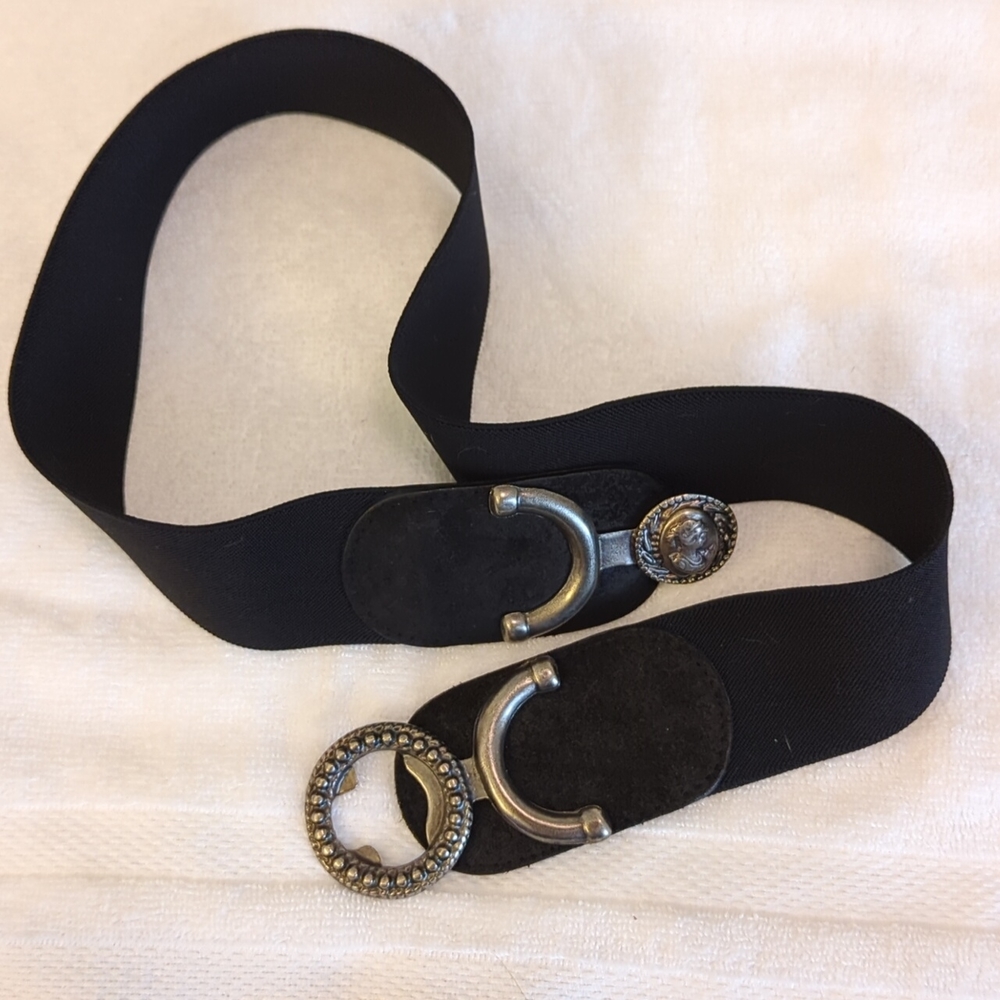 Wide stretchable belt with "cameo" buckle.